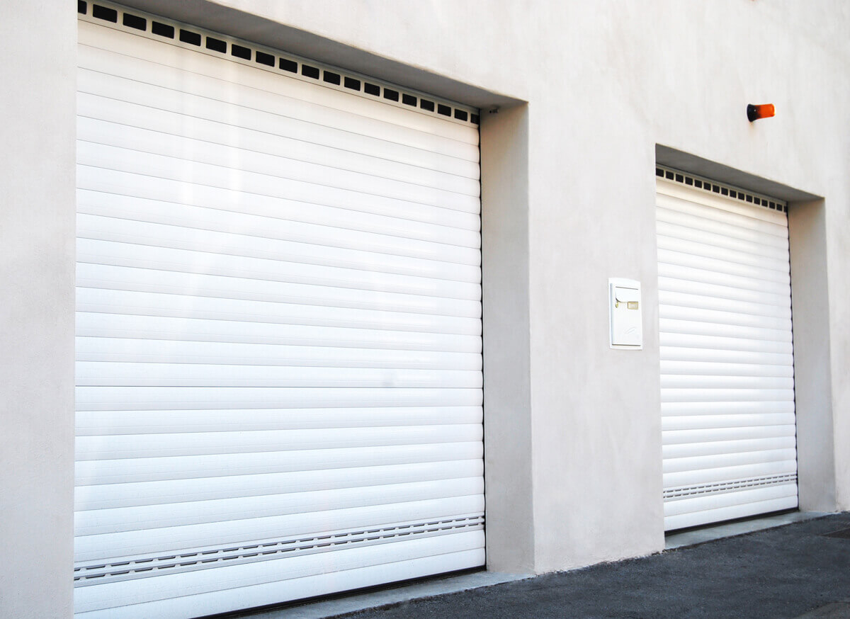Porte de garage enroulable AGORA – Cosywee  Fabricant français  d'équipements de fermeture et de protection solaire